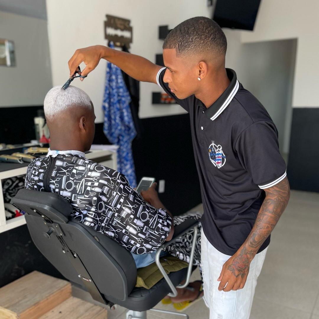 Douglas, barbeiro da Barbearia do Douglas Cort's